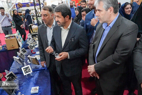 بازدید استاندار همدان از هجدهمین نمایشگاه سراسری صنایع‌دستی