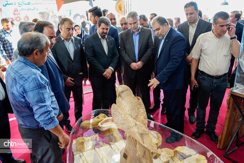 بازدید استاندار همدان از هجدهمین نمایشگاه سراسری صنایع‌دستی