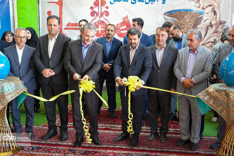بازدید استاندار همدان از هجدهمین نمایشگاه سراسری صنایع‌دستی