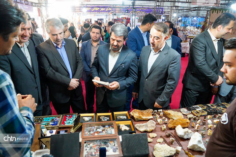 بازدید استاندار همدان از هجدهمین نمایشگاه سراسری صنایع‌دستی