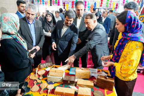 بازدید استاندار همدان از هجدهمین نمایشگاه سراسری صنایع‌دستی