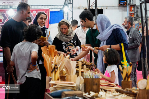 استقبال بی‌نظیر بازدیدکنندگان از هجدهمین نمایشگاه سراسری صنایع‌دستی همدان