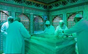 آیین غبارروبی ضریح مطهر رضوی هم‌زمان با سالروز آغاز امامت امام زمان (عج) برگزار شد