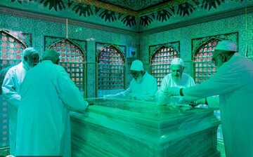 آیین غبارروبی ضریح مطهر رضوی هم‌زمان با سالروز آغاز امامت امام زمان (عج) برگزار شد