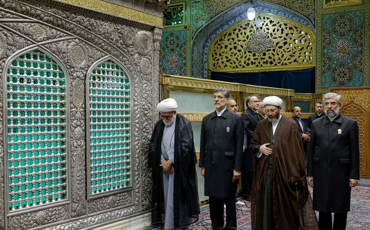 آیین غبارروبی ضریح مطهر رضوی هم‌زمان با سالروز آغاز امامت امام زمان (عج) برگزار شد