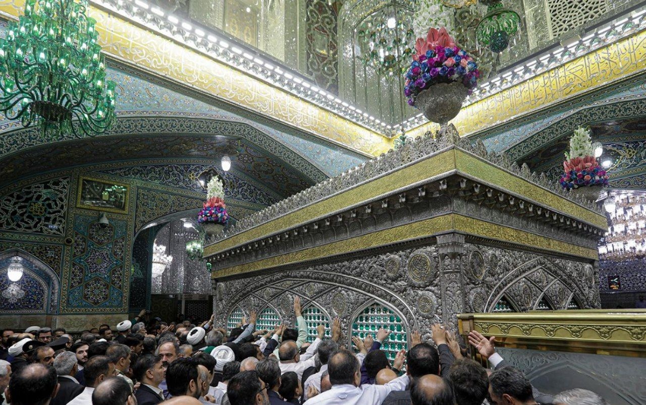 آیین غبارروبی ضریح مطهر رضوی هم‌زمان با سالروز آغاز امامت امام زمان (عج) برگزار شد
