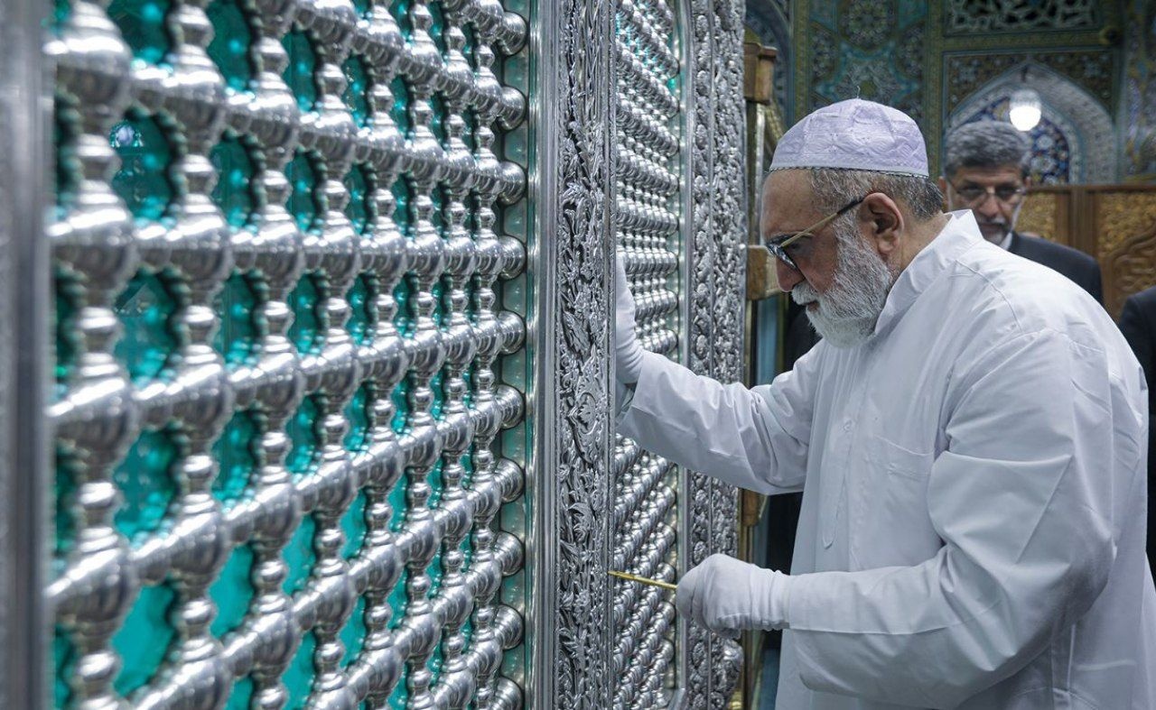 آیین غبارروبی ضریح مطهر رضوی همزمان با سالروز آغاز امامت امام زمان (عج) برگزار شد