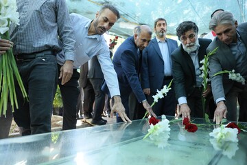 تجدید میثاق مدیران و کارکنان میراث‌فرهنگی فارس با آرمان‌های شهدا در نخستین روز هفته دولت