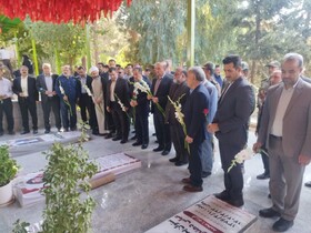 تجدید میثاق مدیرکل و کارکنان میراث‌فرهنگی لرستان با شهدا در هفته دولت
