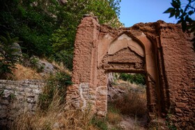 قلعه ماکو؛ شگفتی معماری زیرصخره ای