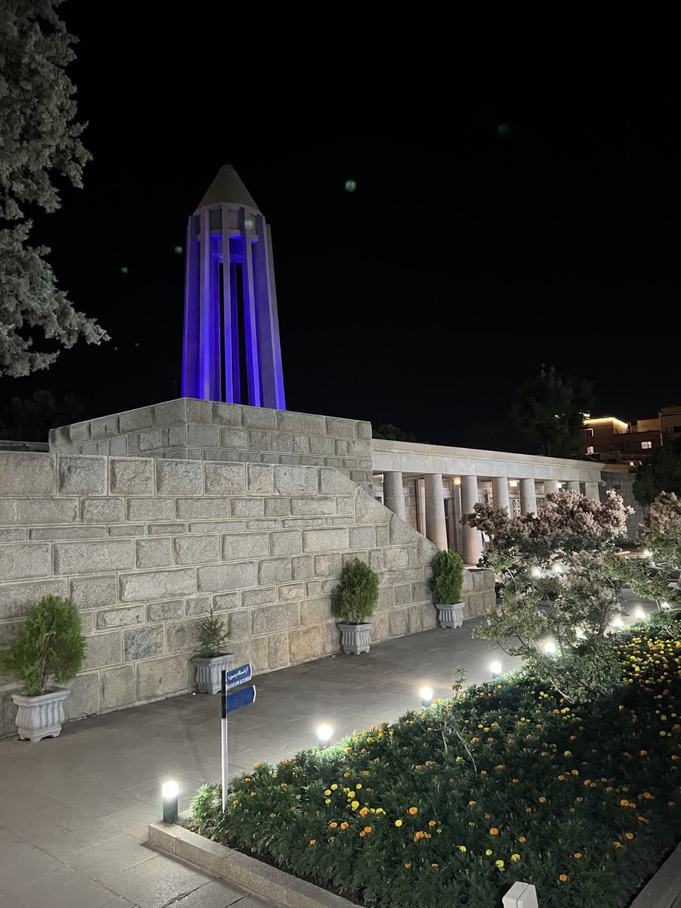 استقبال چشمگیر بازدیدکنندگان از آرامگاه بوعلی‌سینا در روز همدان