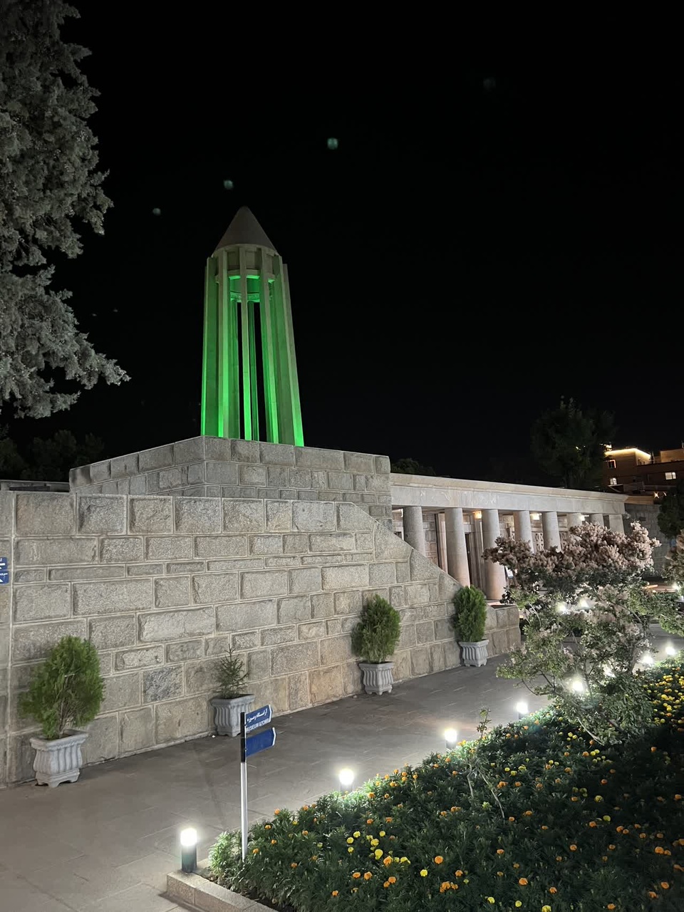 استقبال چشمگیر بازدیدکنندگان از آرامگاه بوعلی‌سینا در روز همدان