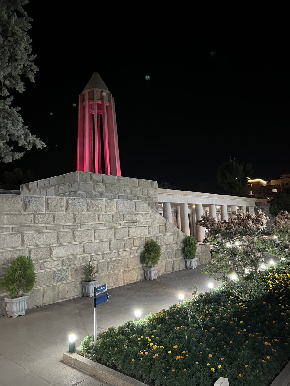 استقبال چشمگیر بازدیدکنندگان از آرامگاه بوعلیسینا در روز همدان