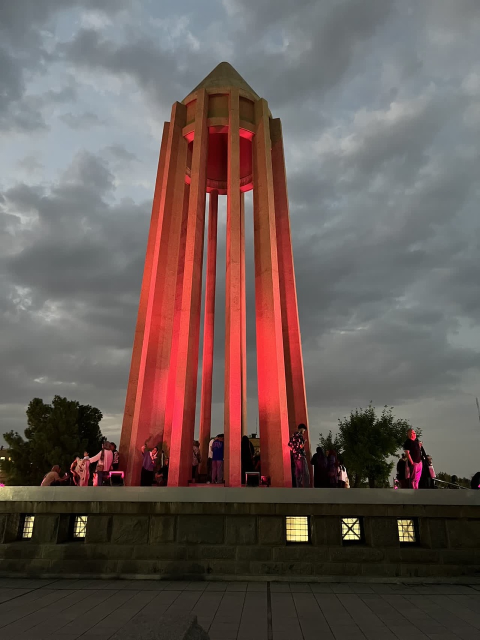 استقبال چشمگیر بازدیدکنندگان از آرامگاه بوعلی‌سینا در روز همدان