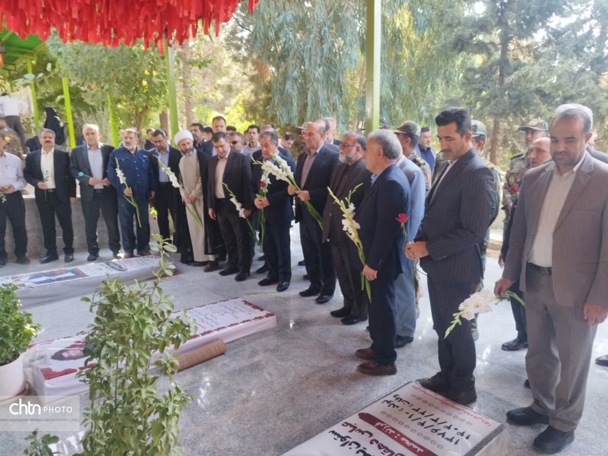 تجدید میثاق مدیرکل و کارکنان میراث‌فرهنگی لرستان با شهدا در هفته دولت