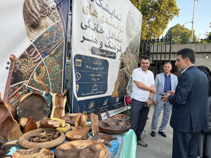 برپایی نمایشگاه مشاغل خانگی فرهنگ و هنر در محل آرامگاه بوعلی سینا
