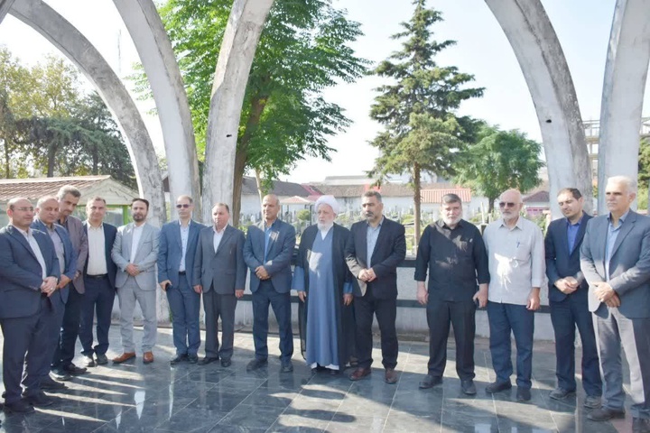 مزار شهدای آستارا در هفته دولت گلباران  شد