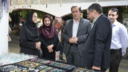 بازدید رئیس دبیرخانه ساماندهی و حمایت از مشاغل خانگی کشور از بازارچه صنایع‌دستی تاق‌بستان