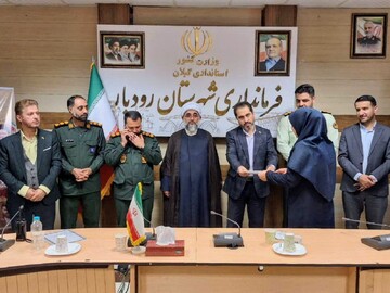 به‌مناسبت هفته دولت از کارمندان نمونه شهرستان رودبار قدردانی شد