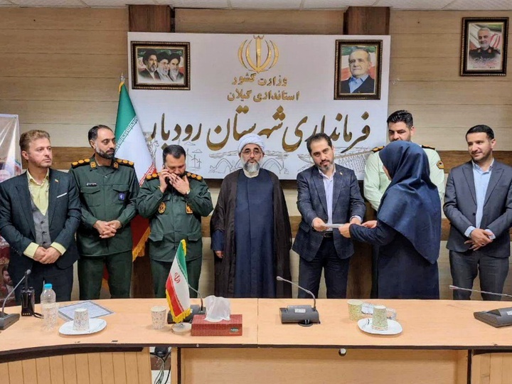 به‌مناسبت هفته دولت از کارمندان نمونه شهرستان رودبار قدردانی شد
