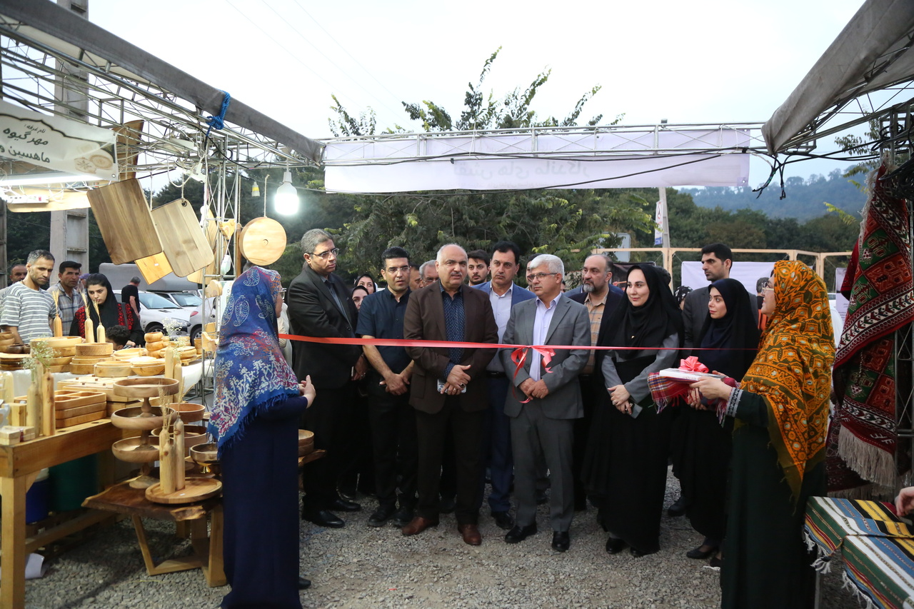 افتتاح نمایشگاه صنایعدستی گلستان در ناهارخوران/ تأکید بر توسعه بازار فروش و برندسازی محصولات استان