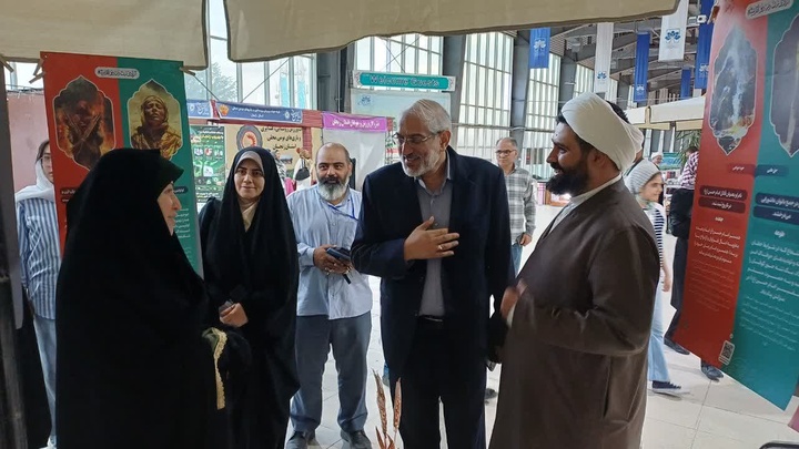 طنین معنویت در رویداد ملی گردشگری و صنایع‌دستی زنجان؛ اقامه نماز جماعت در نوزدهمین جشنواره ملی آش ایرانی و نمایشگاه بین‌المللی صنایع‌دستی