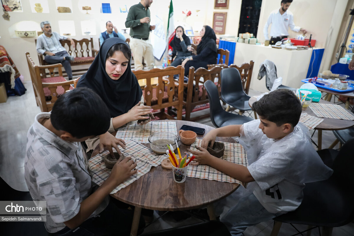 برپایی نمایشگاه هفته دولت در پایگاه میراث جهانی چغازنبیل/ از سفالگری تا تجربه لمس میراثجهانی با بریل