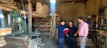 نظارت بر روند فعالیت کارگاه‌های منبت و مشاغل خانگی کمیجان پس از دریافت تسهیلات