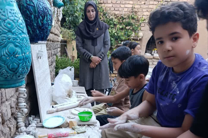 برگزاری کلاس آموزش سفالگری با دست برای کودکان در نطنز