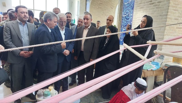 بازدید وزیر کشور از نمایشگاه توانمندی‌های اقتصادی و صنایع‌دستی خراسان‌جنوبی