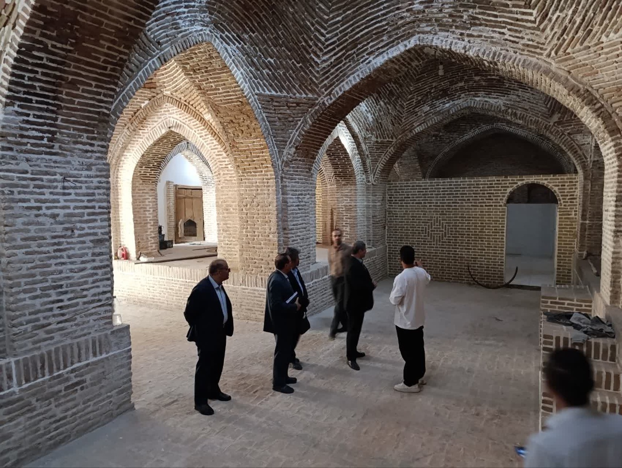 معاون استاندار و فرماندار ویژه سبزوار از روند مرمت کاروانسرای تاریخی فرامرزخان بازدید کرد