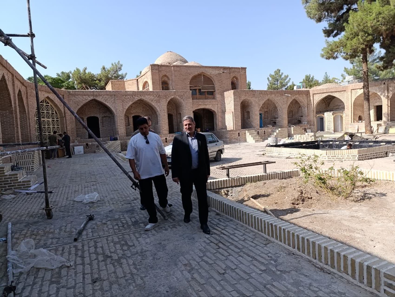 معاون استاندار و فرماندار ویژه سبزوار از روند مرمت کاروانسرای تاریخی فرامرزخان بازدید کرد