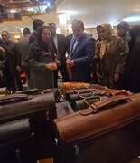 بازدید وزیر امور خارجه از غرفه چرم  ایلام در نمایشگاه انجمن دیپلماتیک بانوان
