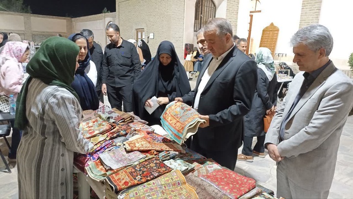 بازدید استاندار خراسان جنوبی از نمایشگاه صنایع‌دستی هفته وحدت و هفته سمن‌ها