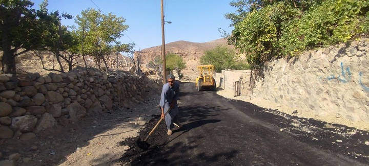 اجرای روکش آسفالت راه روستای گردشگری «روپس» هفتادملا میرجاوه