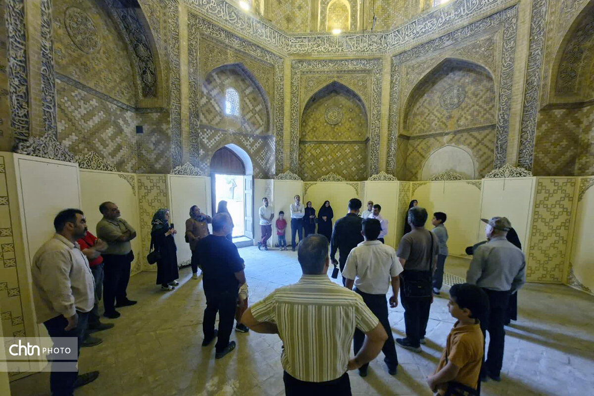 برگزاری تور قمگردی برای هنرمندان شرکتکننده در نمایشگاه منطقهای صنایعدستی قم
