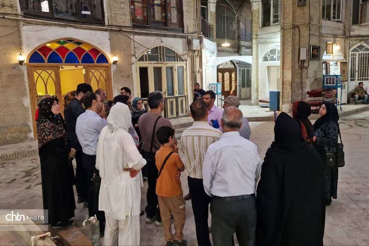 برگزاری تور قمگردی برای هنرمندان شرکتکننده در نمایشگاه منطقهای صنایعدستی قم
