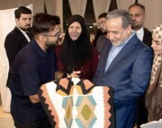 بازدید وزیر امور خارجه از غرفه صنایع‌دستی عنبران