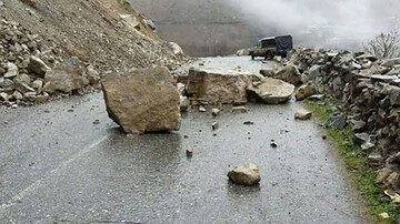 محدودیت موقت تردد در محور هراز به دلیل ریزش سنگ
