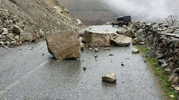 محدودیت موقت تردد در محور هراز به دلیل ریزش سنگ