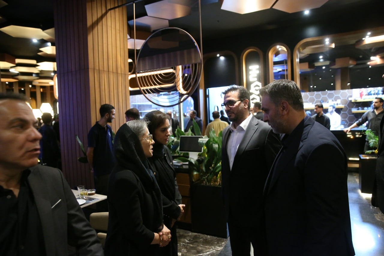 چلهنشینی اهالی هنر برای اکبر عبدی/ رونمایی از تندیس مرد هزارچهره سینمای ایران در شبی ماندگار چلهنشینی اهالی هنر برای اکبر عبدی/ رونمایی از تندیس مرد هزارچهره سینمای ایران در شبی ماندگار