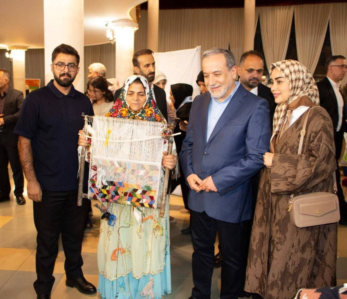 بازدید وزیر امور خارجه از غرفه صنایع‌دستی عنبران