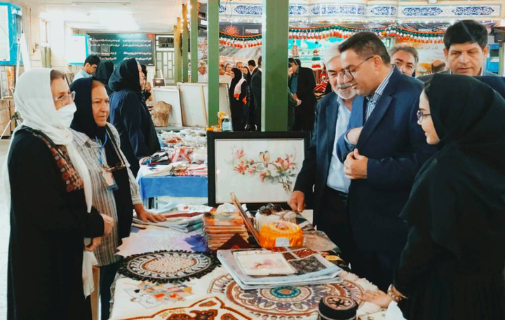 نمایشگاه صنایع‌دستی و مشاغل خانگی در آباده برگزار شد/ ویترینی برای معرفی توانمندی‌های بومی و حمایت از اشتغال