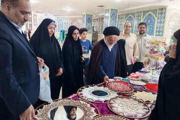 نمایشگاه اقتصاد مقاومتی در حاشیه برگزاری نماز جمعه نطنز برپا شد