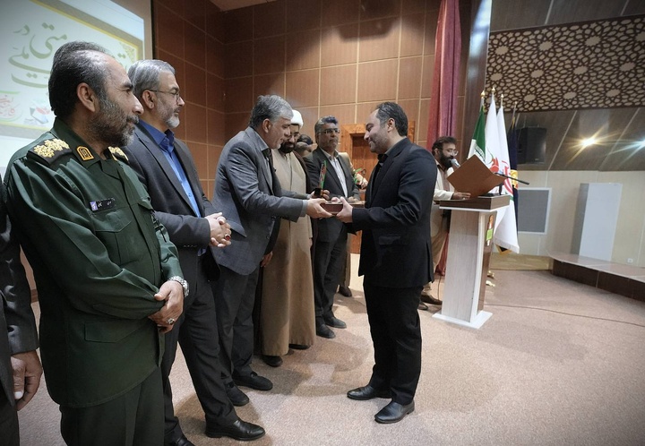 تجلیل از مدیرکل میراث فرهنگی سیستان و بلوچستان به عنوان مدیر حامی ایثارگران تجلیل از مدیرکل میراث فرهنگی سیستان و بلوچستان به عنوان مدیر حامی ایثارگران