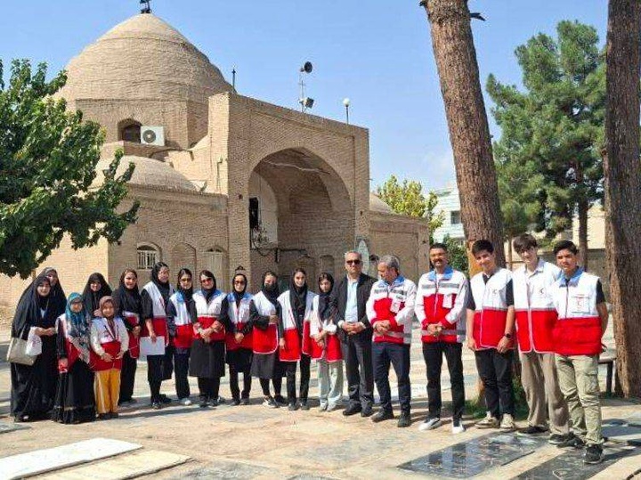 تور ورامین‌گردی جوانان هلال احمر و بازدید از بنای امامزاده یحیی