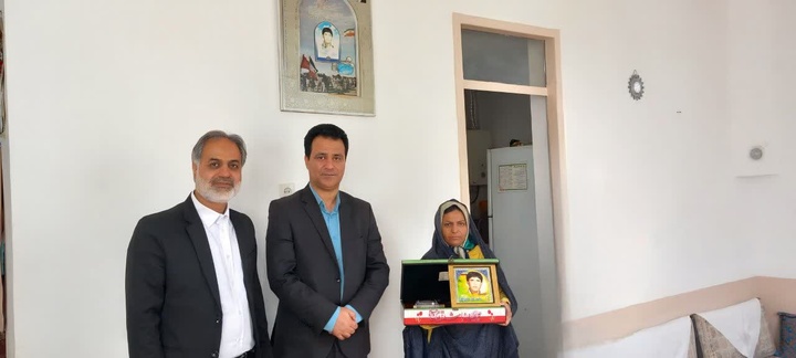 دیدار رئیس اداره میراث‌فرهنگی قاینات با خانواده‌های معزز شهدا