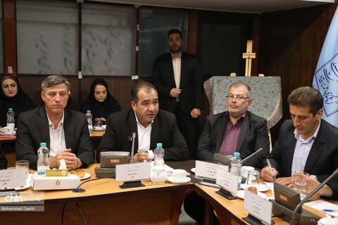 نشست معاون گردشگری کشور با سرمایه‌گذاران و فعالان حوزه گردشگری استان اردبیل