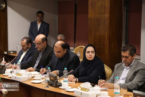 نشست معاون گردشگری کشور با سرمایه‌گذاران و فعالان حوزه گردشگری استان اردبیل