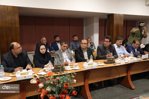 نشست معاون گردشگری کشور با سرمایه‌گذاران و فعالان حوزه گردشگری استان اردبیل
